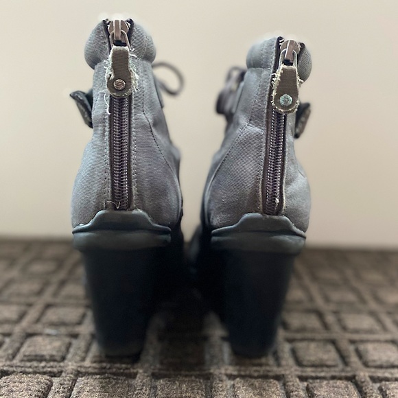 Simply Vera Wang Women’s Grey Ankle Wedge Bootie - Picture 8 of 8